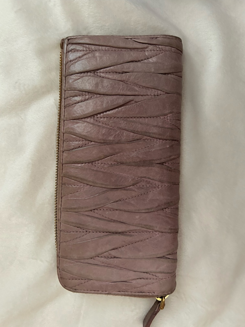 Miu Miu Dusty Rose Matelassé Leather Zip Wallet with Gold Logo - Picture 2 of 5